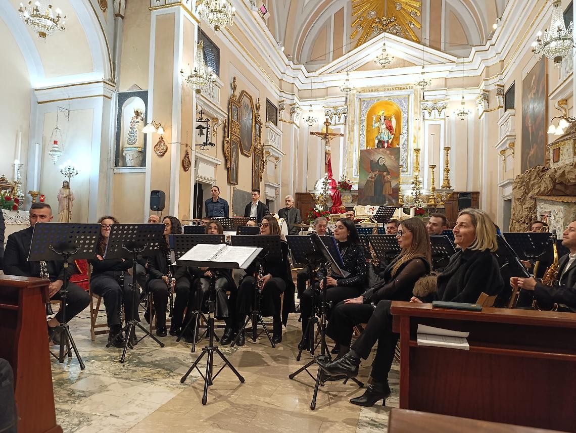 La Banda Giuseppe Verdi incanta nel concerto per Santa Maria De Mattias