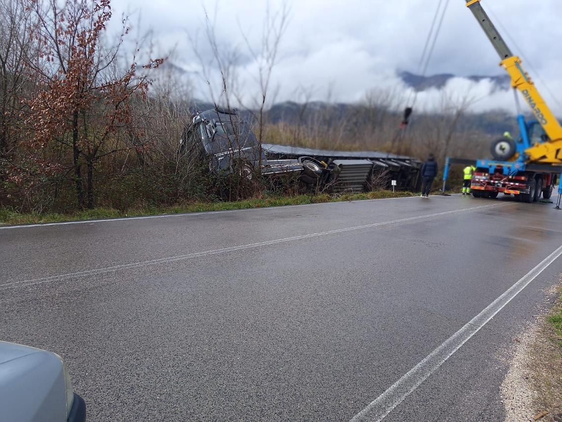 Perde il controllo del tir e finisce fuori strada