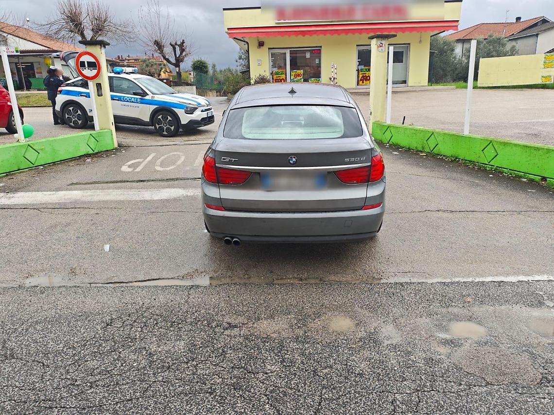 Anziano investe una donna: trasportata in ospedale