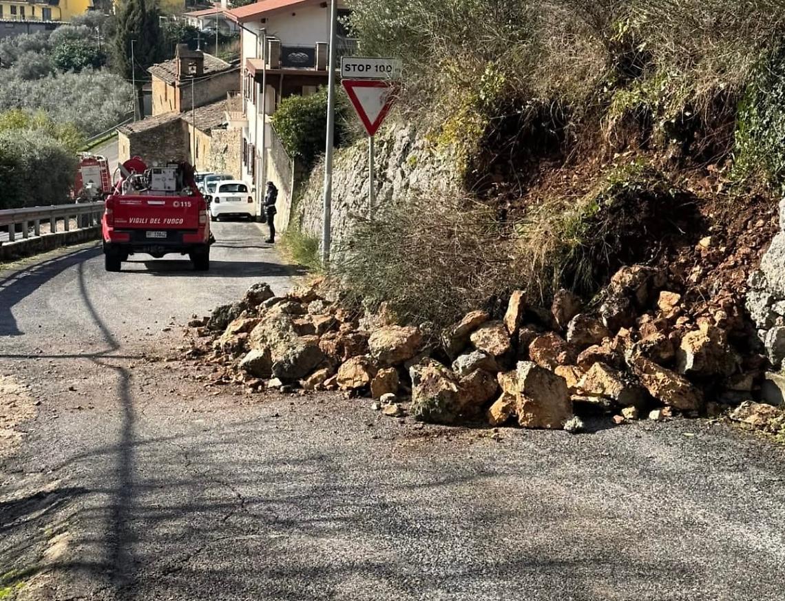 Frana in via Madonna delle Grazie: strada chiusa