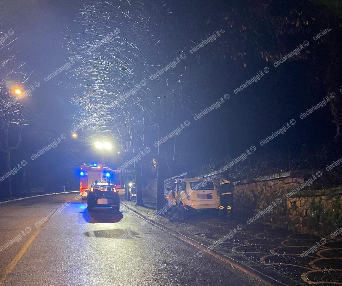 Auto esce fuoti strada: paura per un uomo di 83 anni 