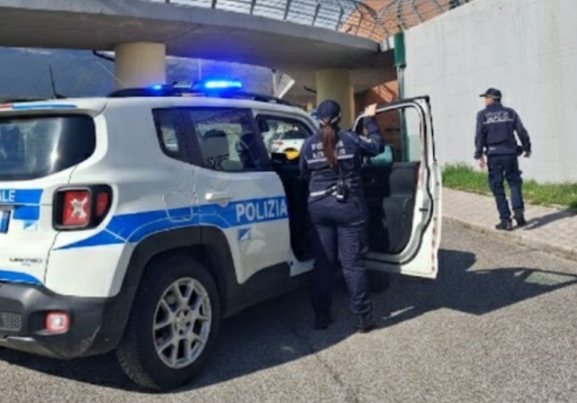 Tenta di farla finita: salvata dai polizia municipale