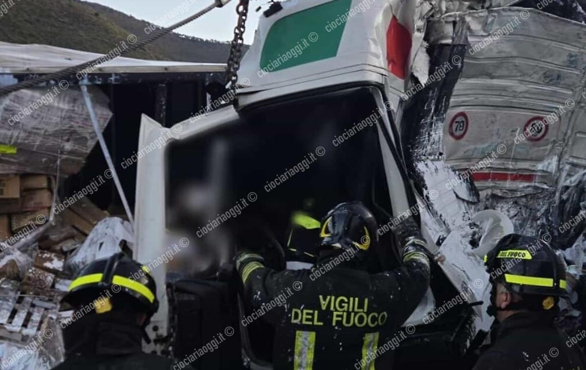 Scontro mortale fra due camion, la vittima &egrave; Costantino Mangoni