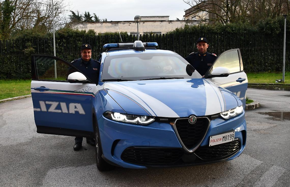 Tenta di gettarsi dalla finestra: salvata da due poliziotti