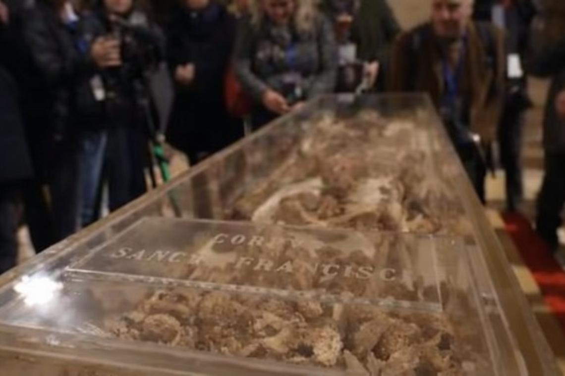 Esposte per la prima volta le spoglie di San Francesco