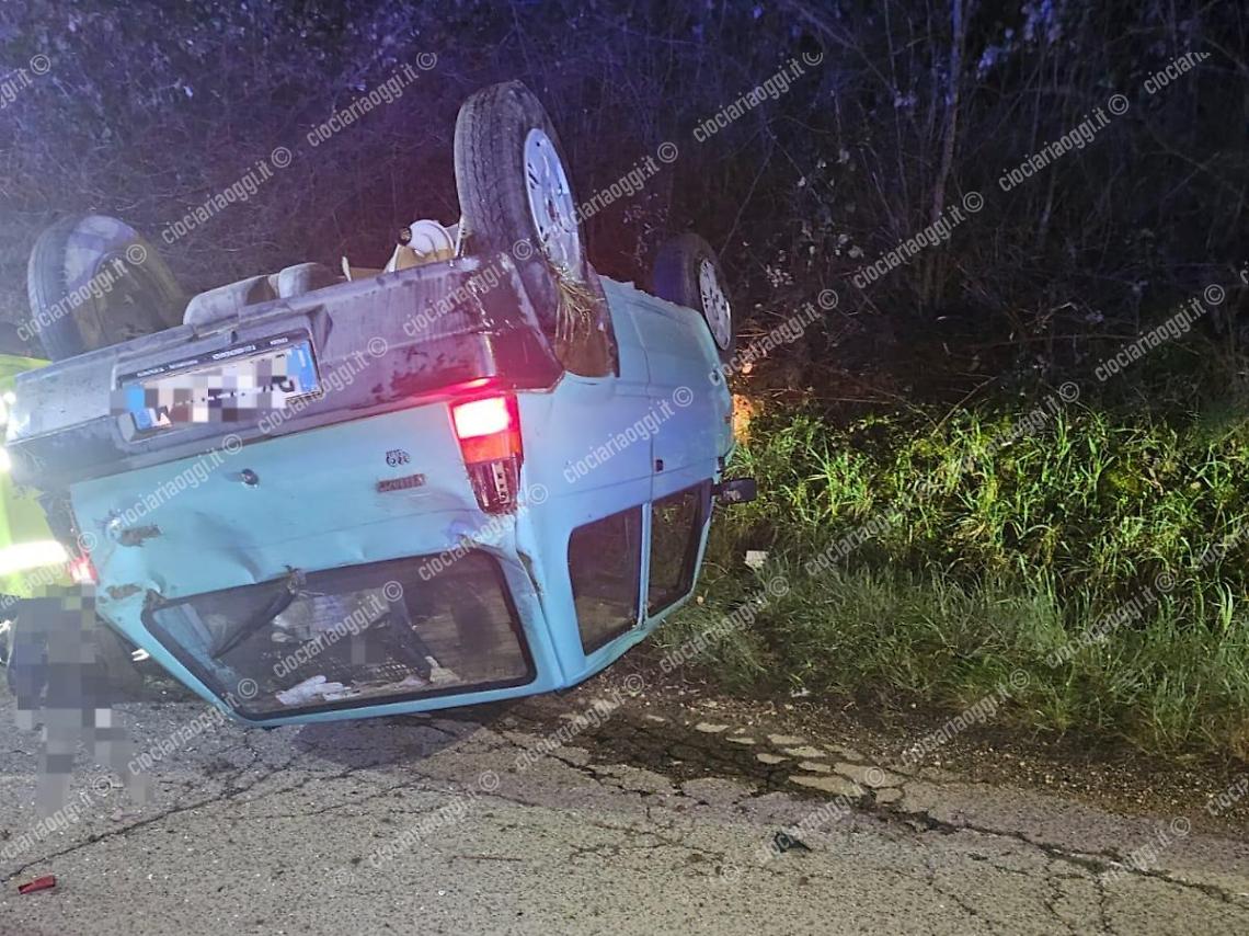 Si ribalta con l'auto: giovane di 24 anni trasportato a Roma 
