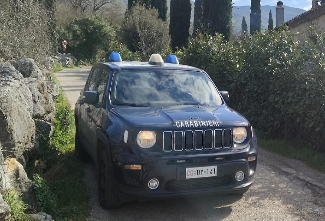 Minaccia di buttarsi dal tetto: salvato dai carabinieri