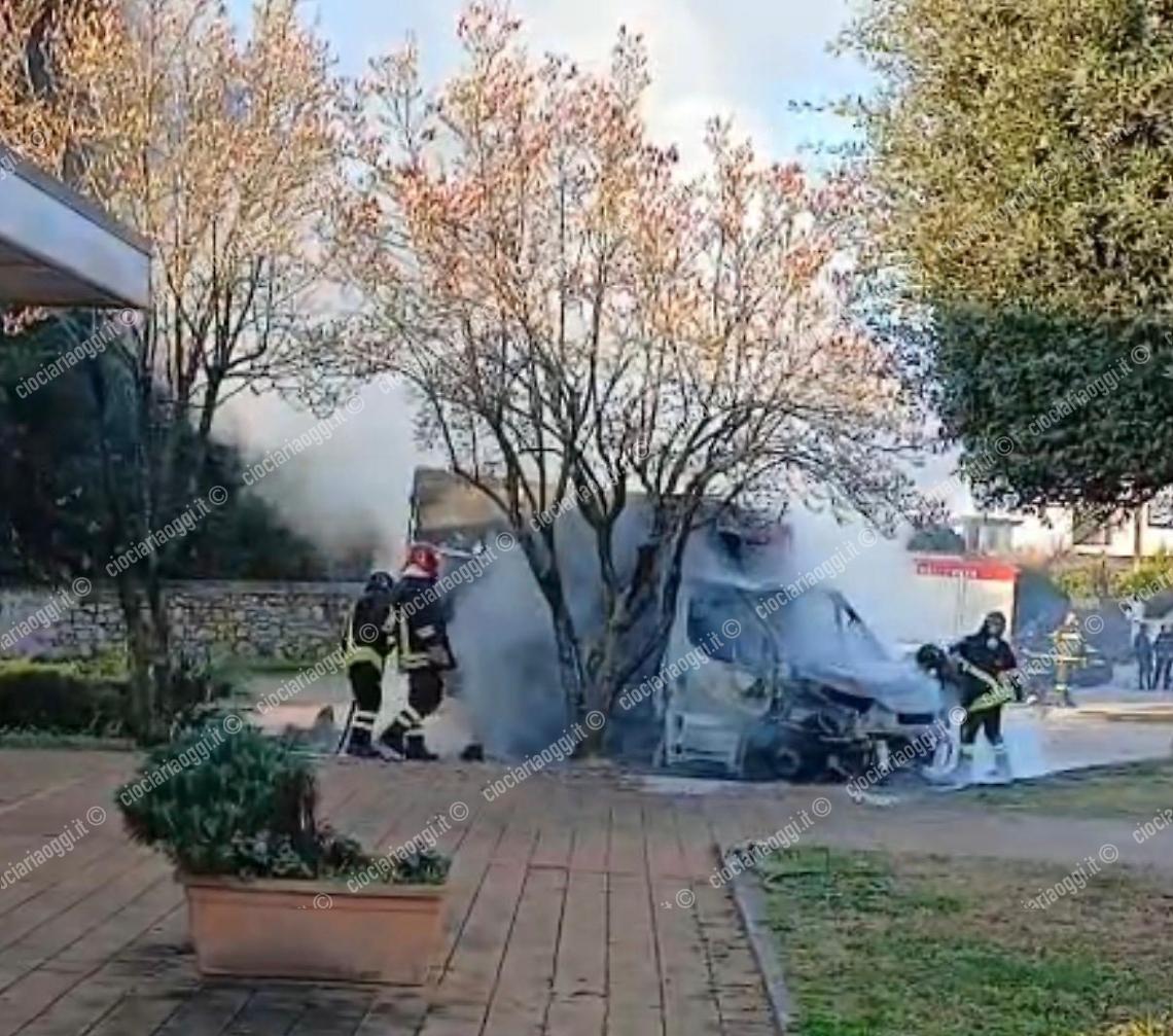 Tecchiena, furgone in fiamme. Paura per l'autista