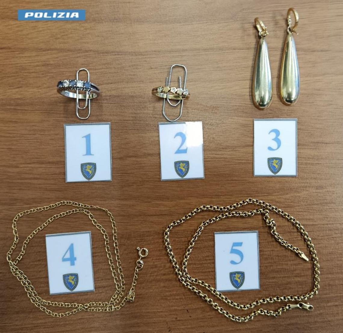 Quarantenne fermato con gioielli rubati: recuperato il bottino di una truffa a un&rsquo;anziana