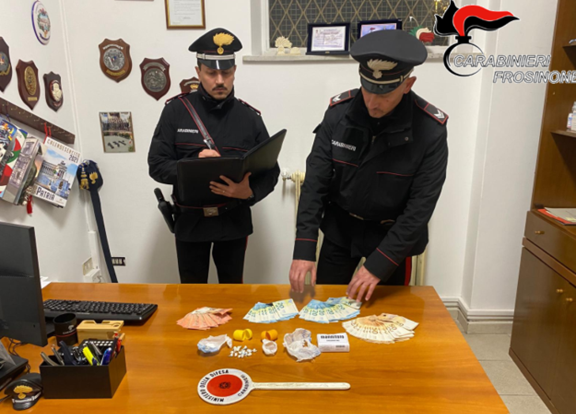 Ventenne arrestato con crack e cocaina: sequestrati droga e 2.500 euro in contanti