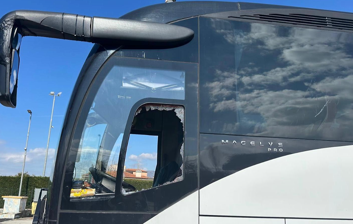 Sassaiola contro l&rsquo;autobus dei tifosi del Frosinone