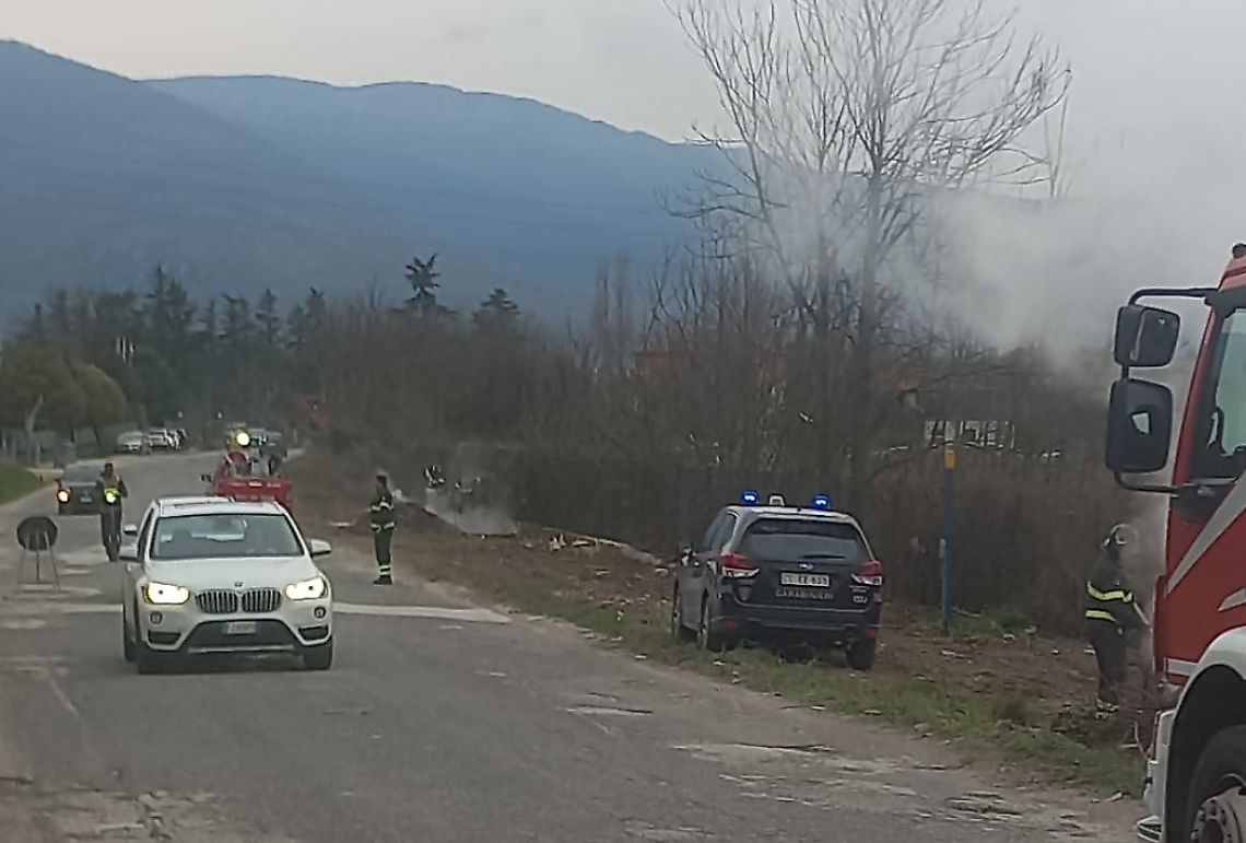 In fiamme i rifiuti abbandonati sullo stradone Asi