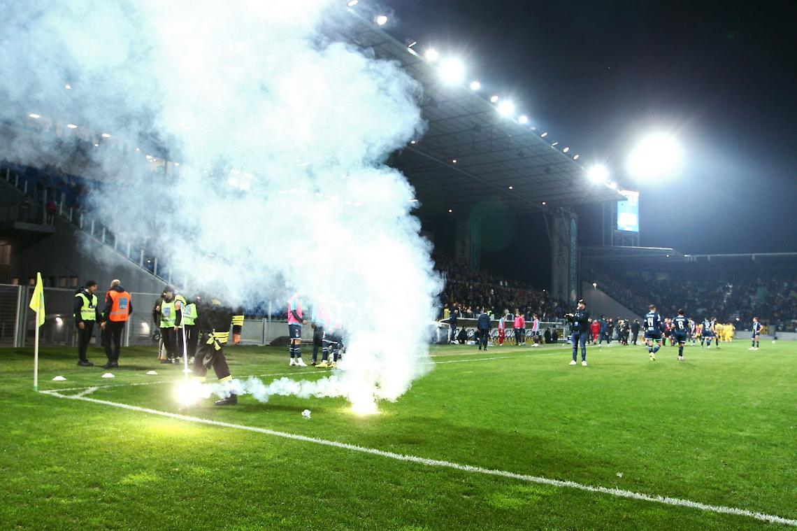 Petardo in campo in Frosinone-Pescara dal settore ospiti: caos in campo