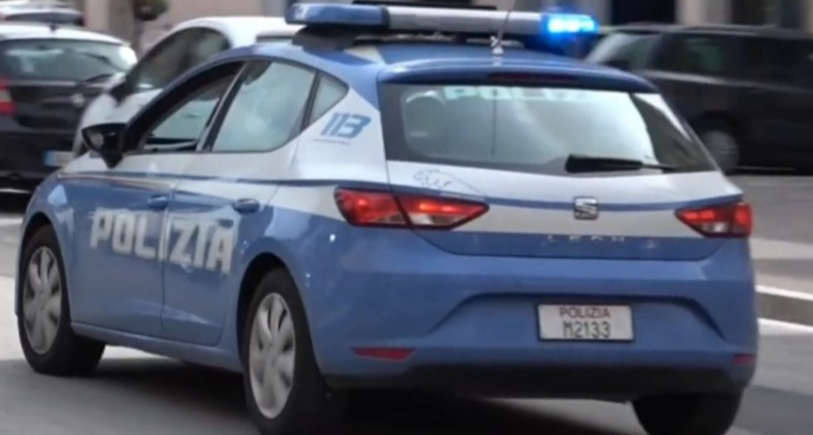 Fingeva di essere un agente con una paletta contraffatta: denunciato dalla polizia