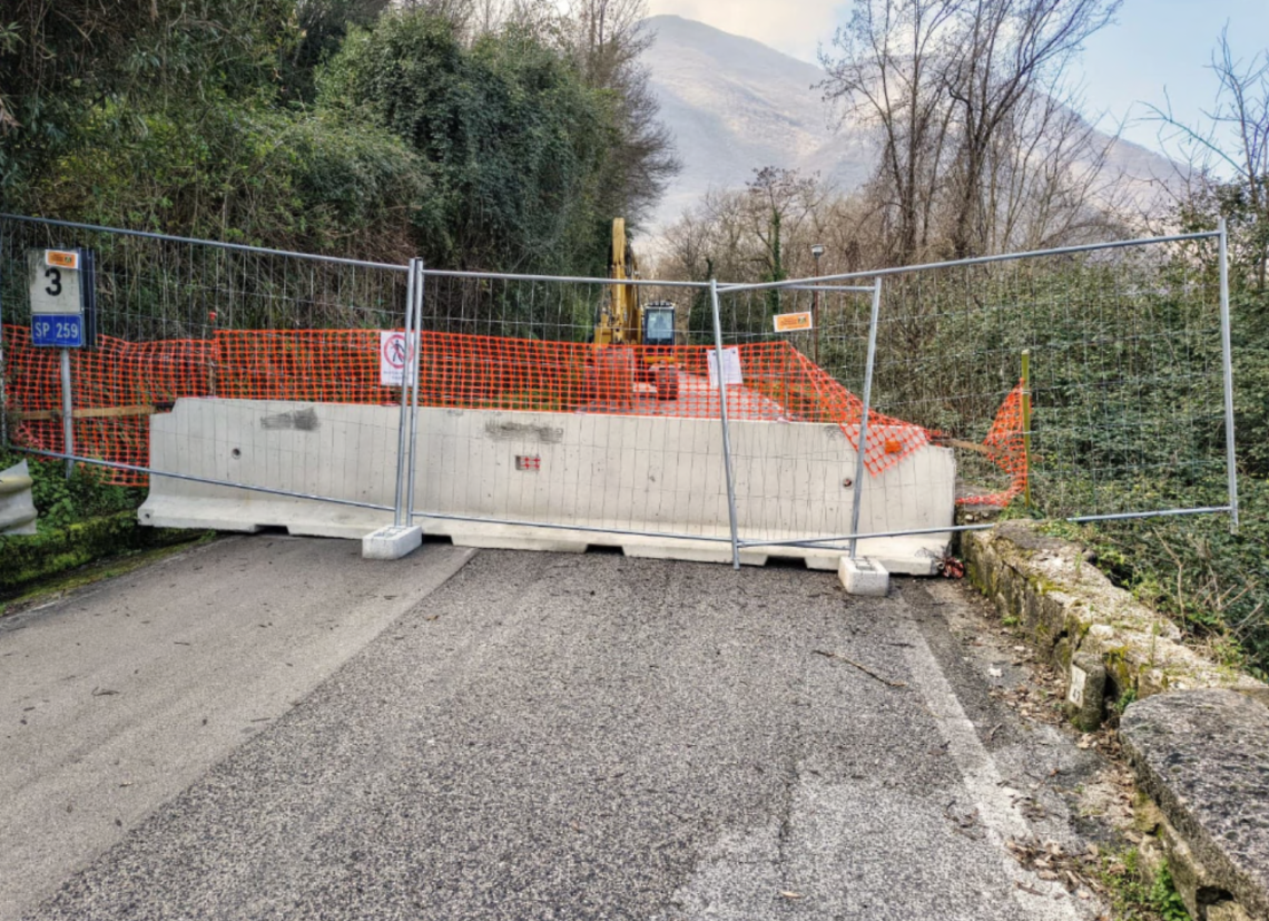 Strada chiusa per gli smottamenti. La Provincia accelera per riaprirla
