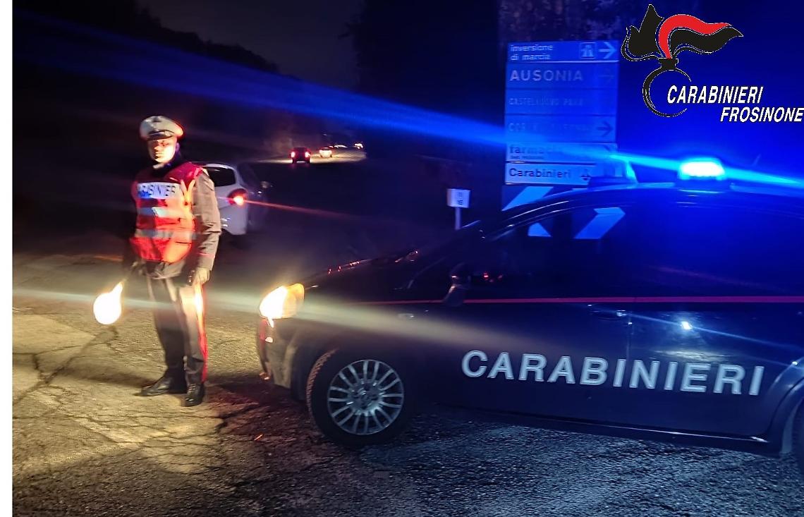 Calci, cinta e una pietra: rissa in strada, denunciati in tre 