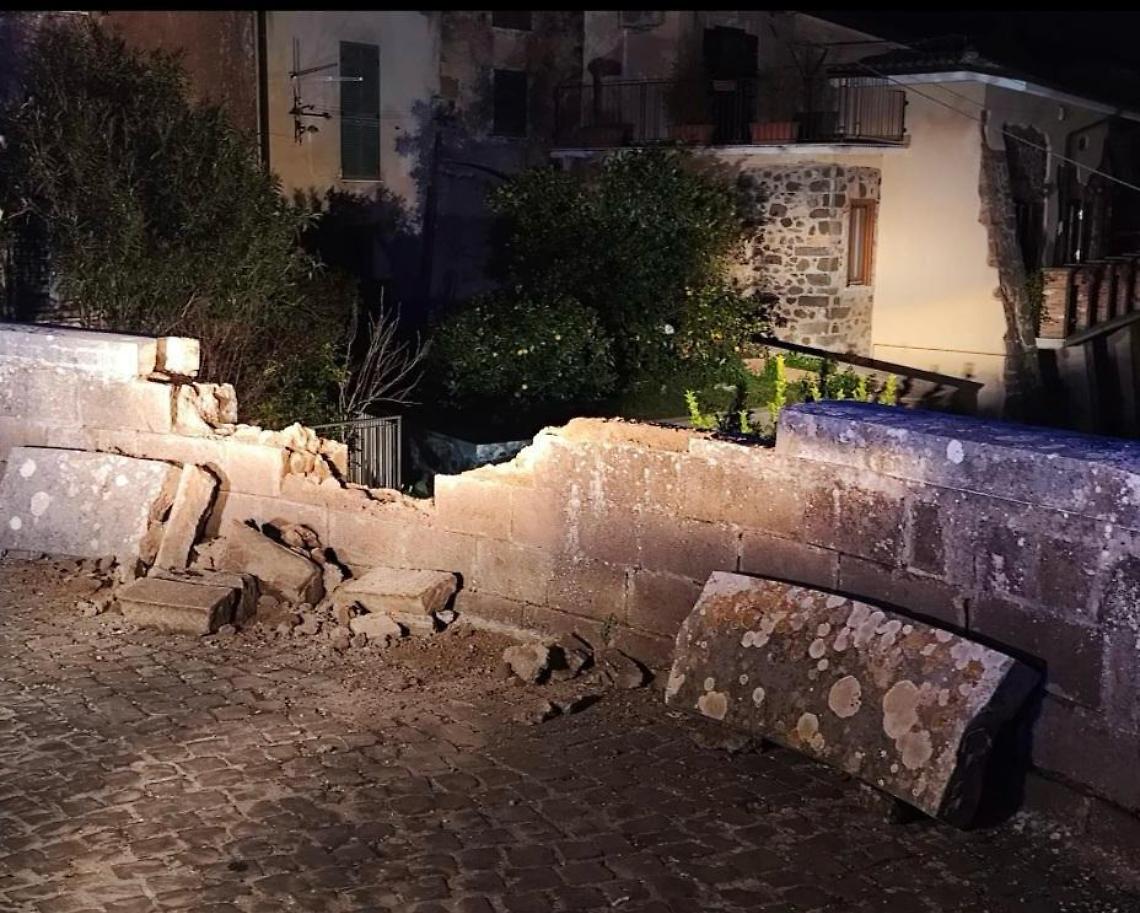 Con l&rsquo;auto contro il muro perimetrale