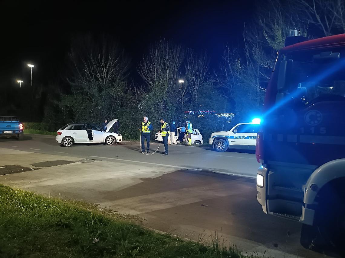 Violento scontro tra due auto sulla Casilina Sud: paura per i conducenti