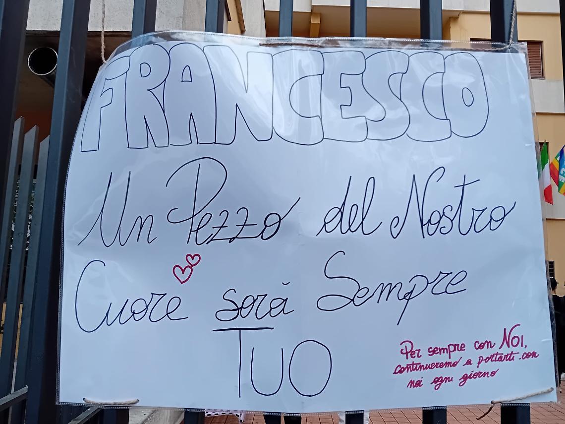 Il messaggio di cordoglio dei compagni di scuola a Francesco