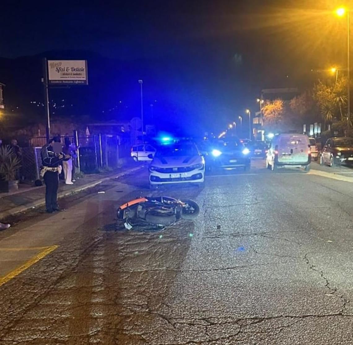Incidente tra auto e scooter, due giovani in ospedale