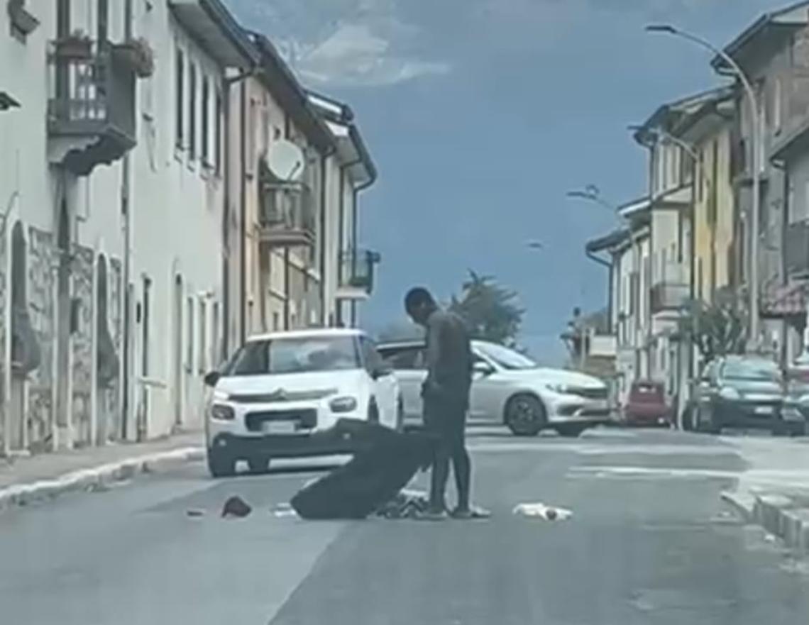 Si denuda in strada, e un passante lo registra: le immagini 