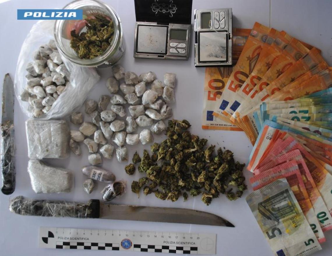 Cento dosi di cannabinoidi e contanti in casa: arrestato un giovane 