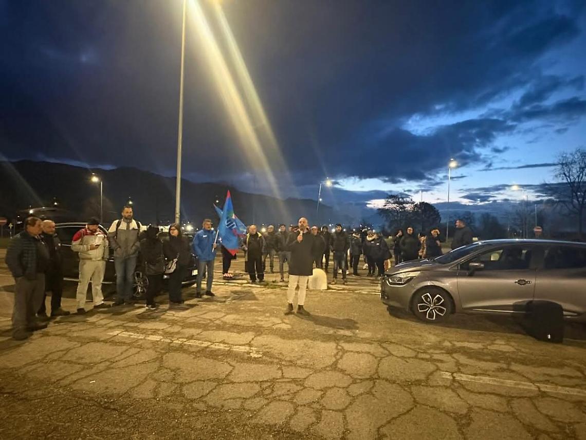 Operai senza stipendio in presidio davanti ai cancelli