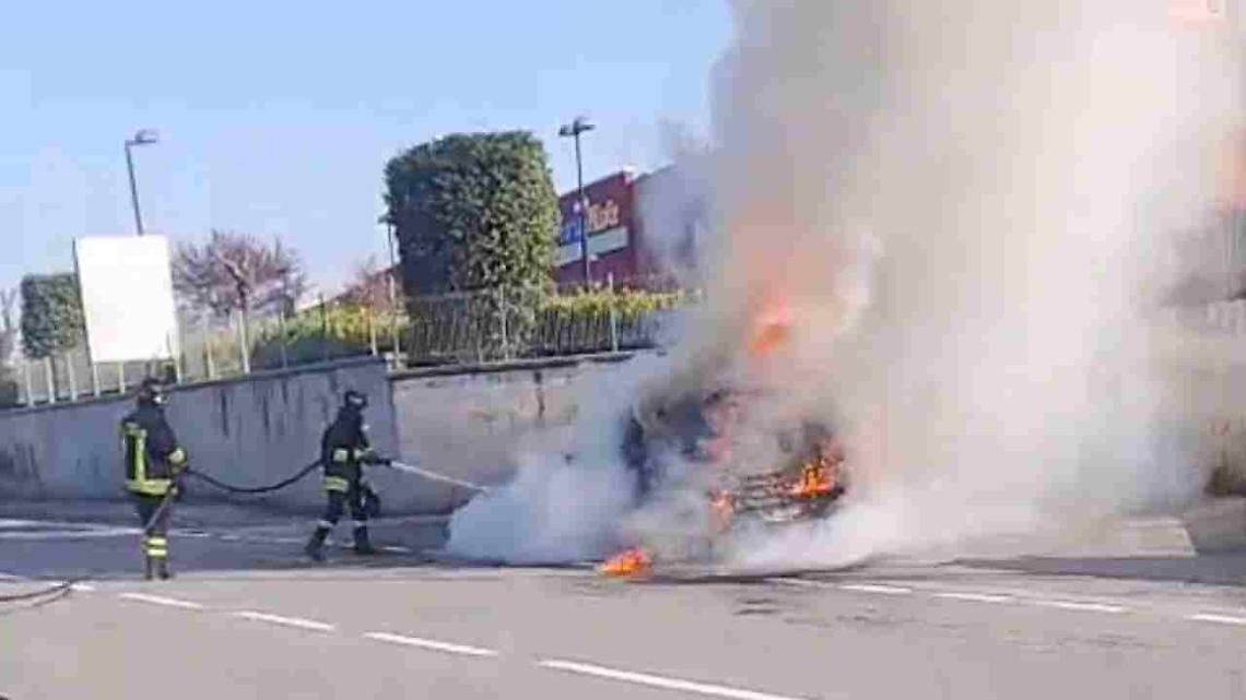 Frosinone, auto in fiamme vicino al Dream Cinema: le immagini 