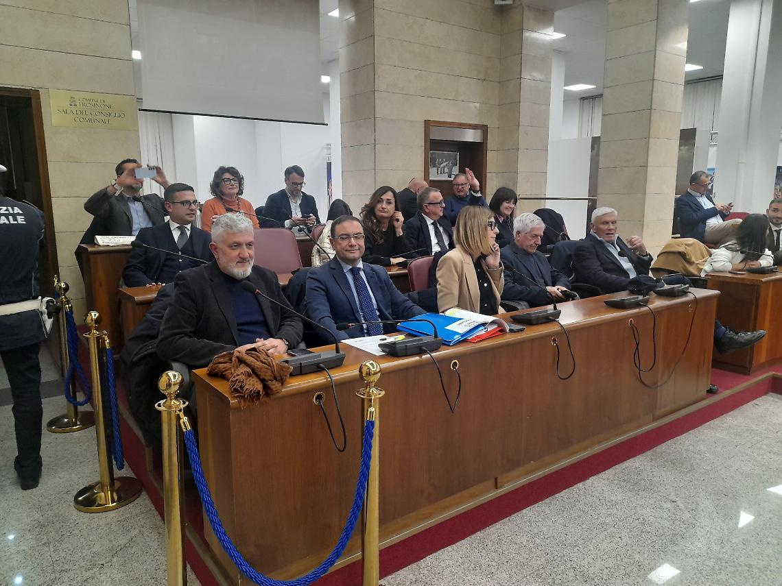 Al Comune calma piatta apparente