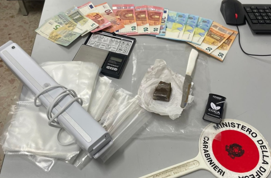 Al lago con la droga: due giovani sorpresi dai carabinieri
