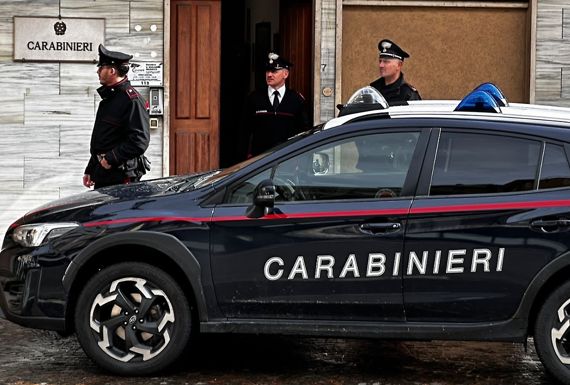 Si finge carabiniere ma trova quello vero