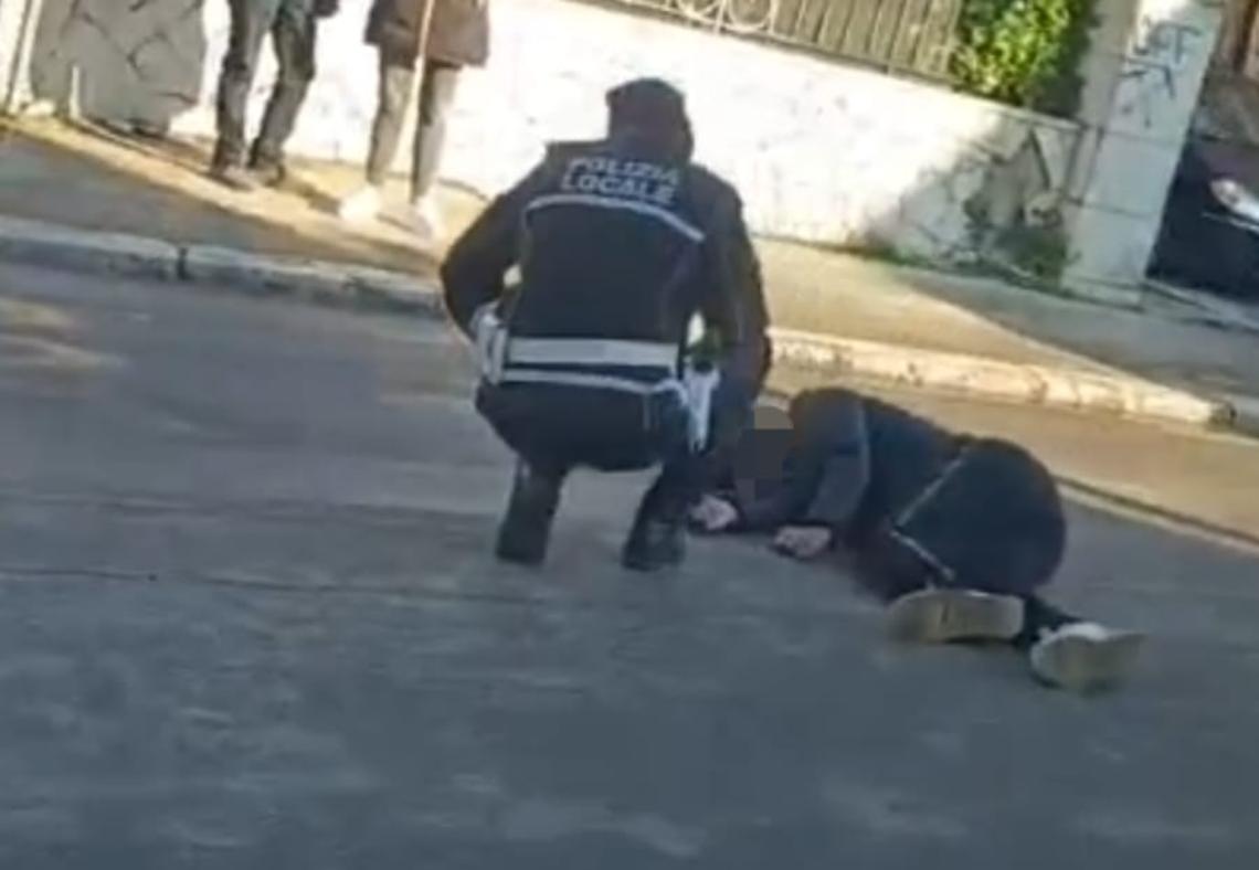 Giovane trovato privo di sensi in via Napoli