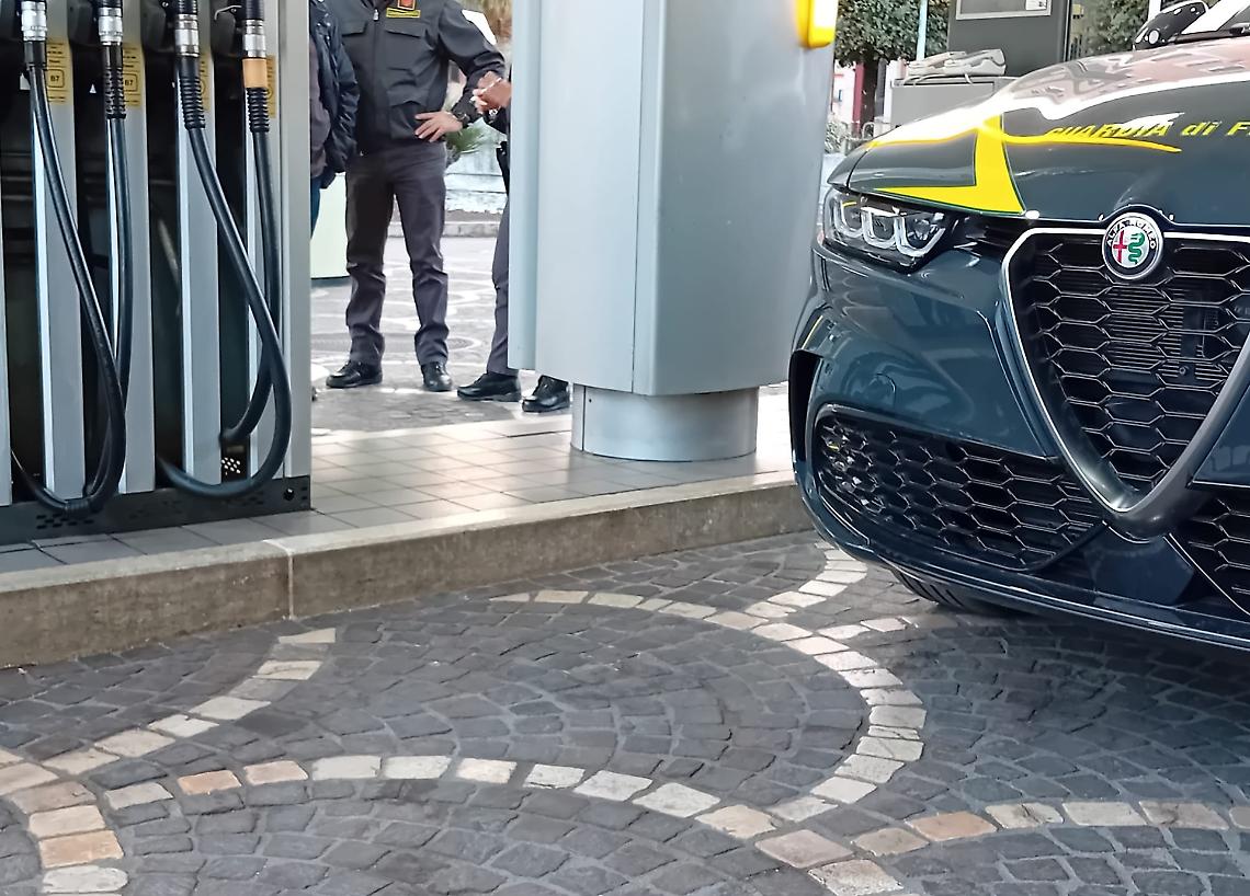 Mancato adeguamento dei prezzi dei carburanti. Sanzioni a 18 distributori