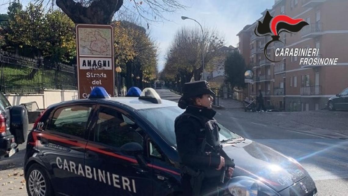 Aggredisce e picchia la madre per ottenere soldi. Arrestato un uomo