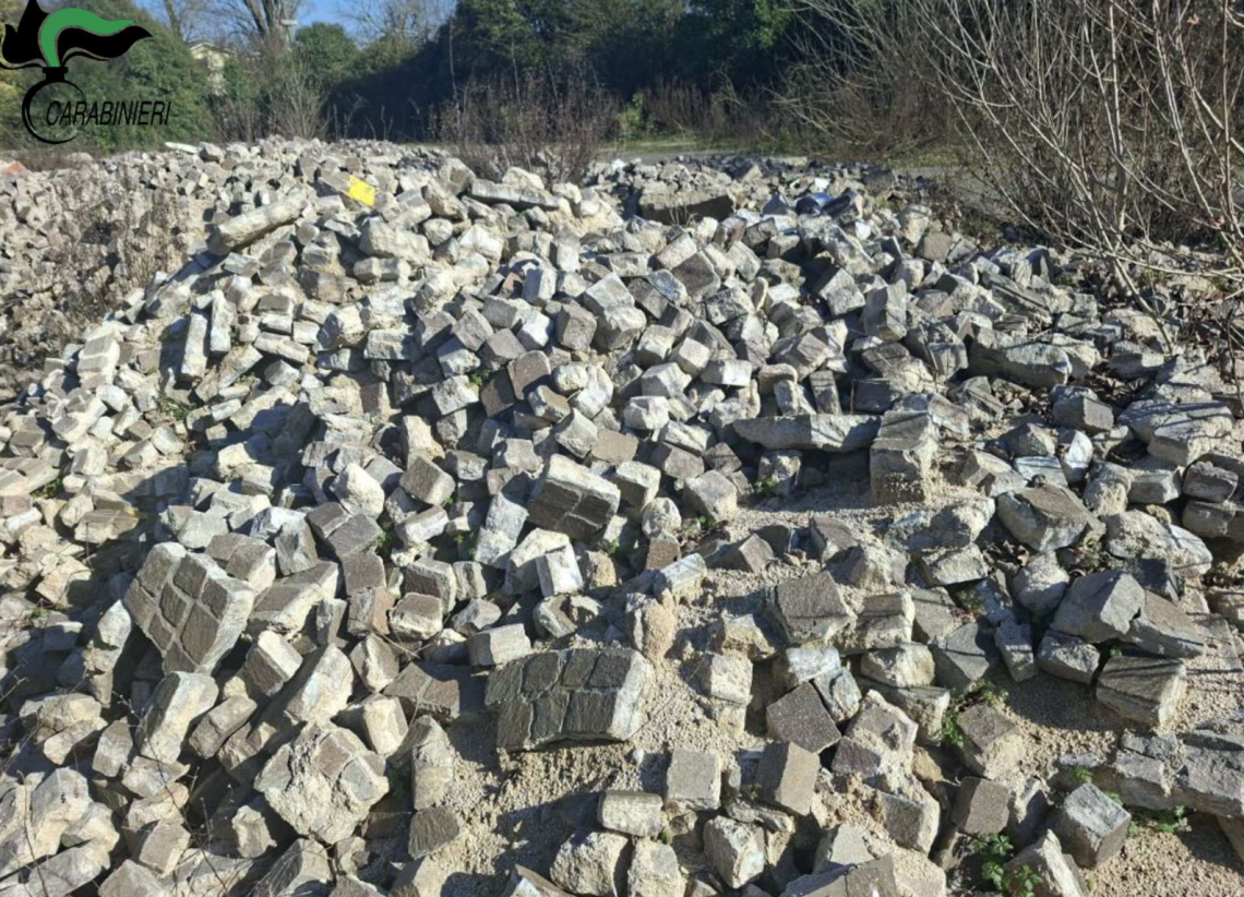 Trovata una discarica abusiva con rifiuti edili