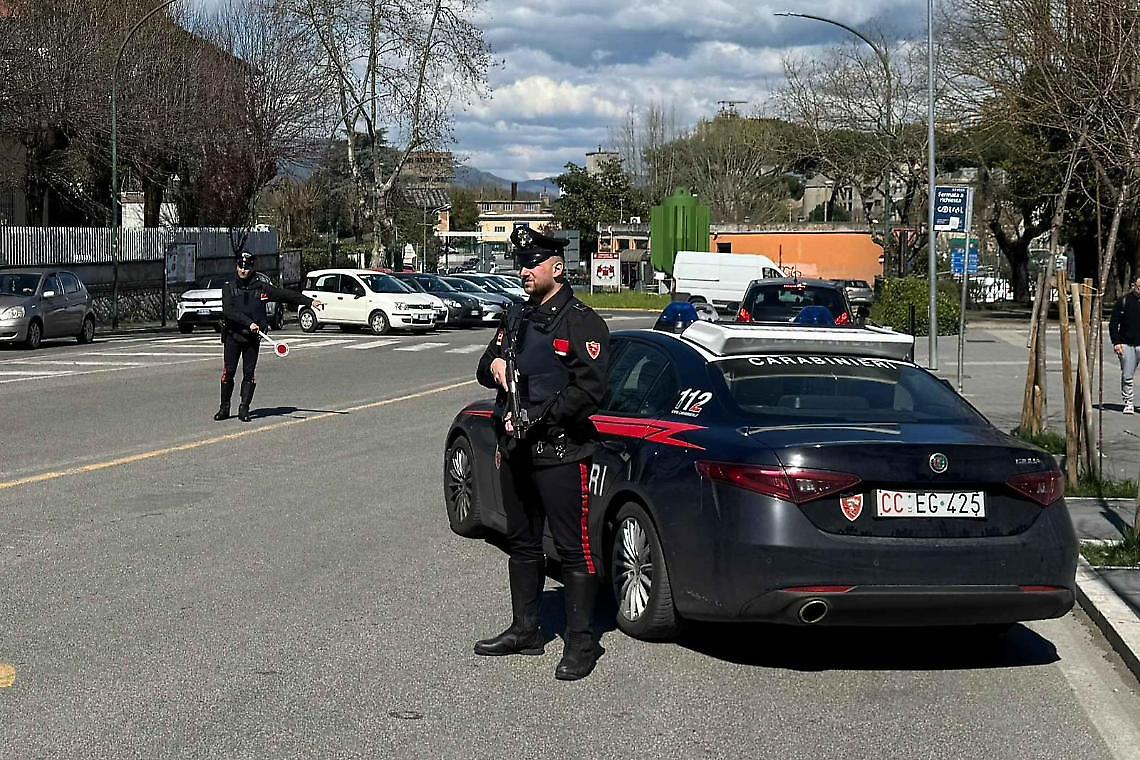 Aggredita, precipita dalle scale. Il compagno in manette