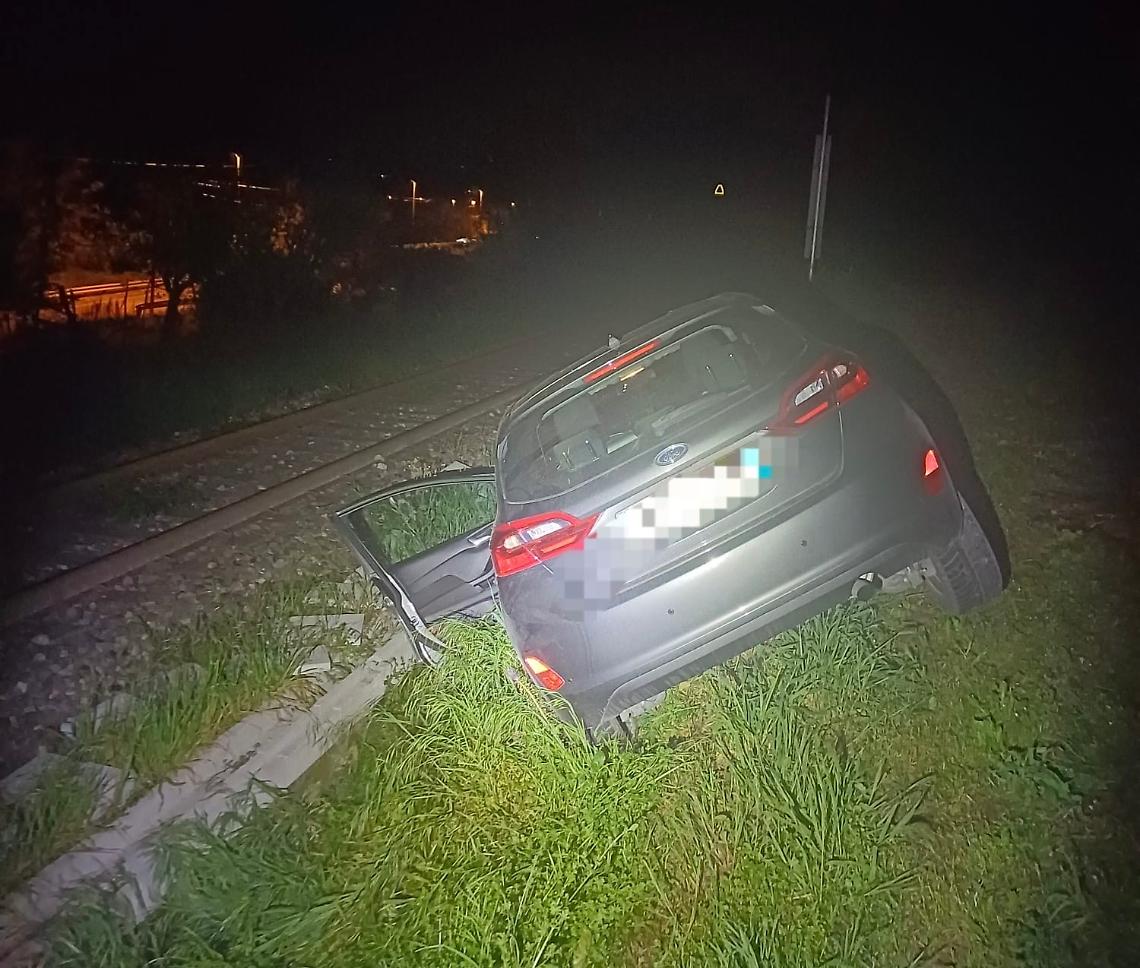 Esce fuori strada vicino un passaggio a livello: conducente illeso
