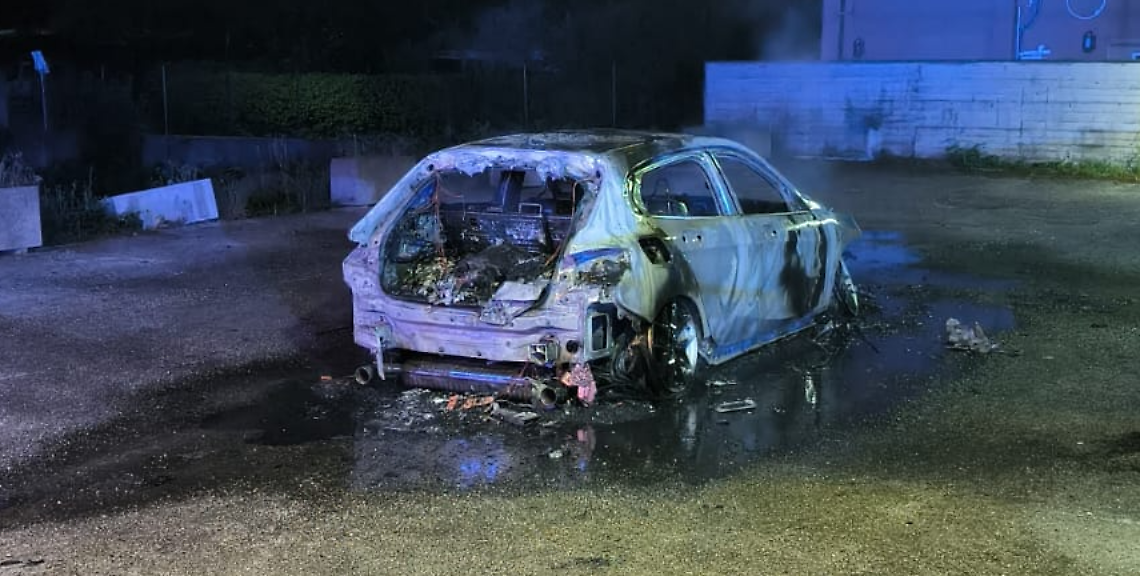 Auto in fiamme nella notte
