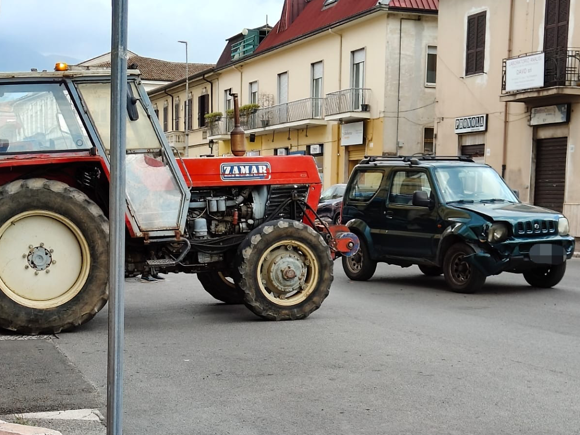 Incidente in pieno centro. Un'auto e un trattore si scontrano