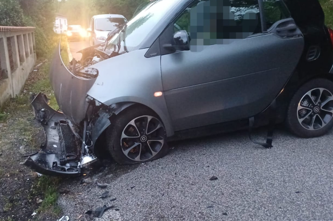 Perde il controllo dell'auto e finisce contro un muro