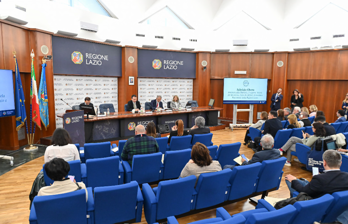 Strade invase dai rifiuti. E i randagi fanno festa