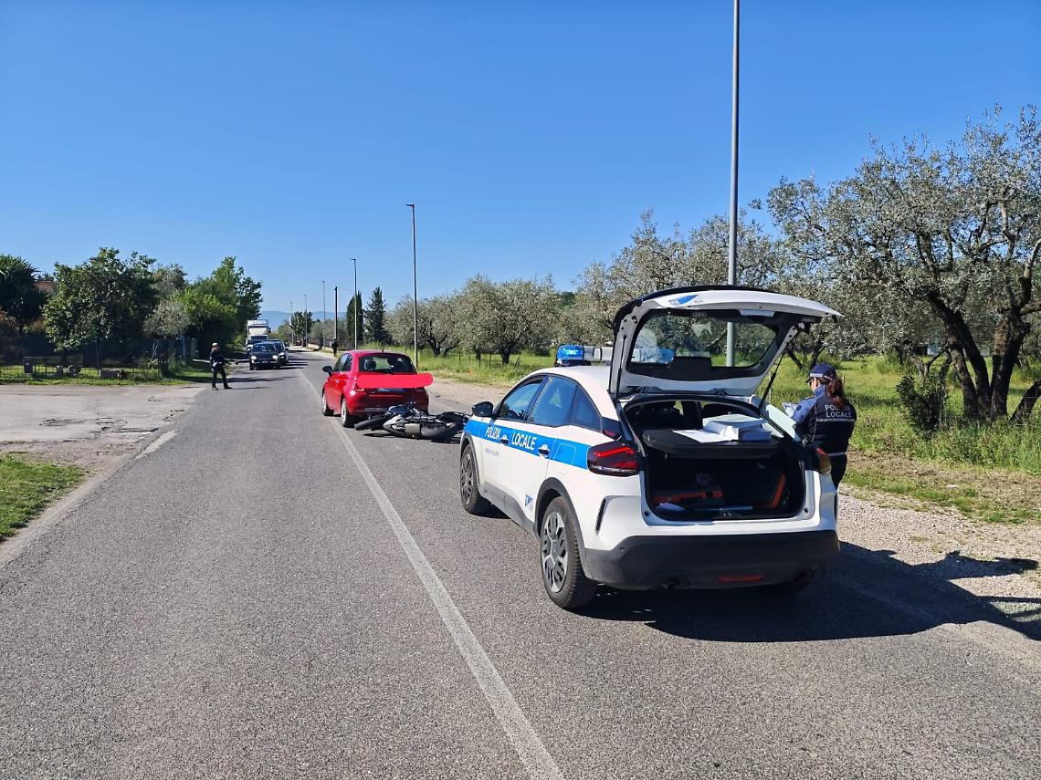 Incidente tra auto e moto. Ferito un trentenne