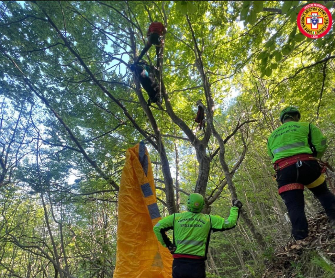 Resta incastrato con il parapendio tra gli alberi: liberato 