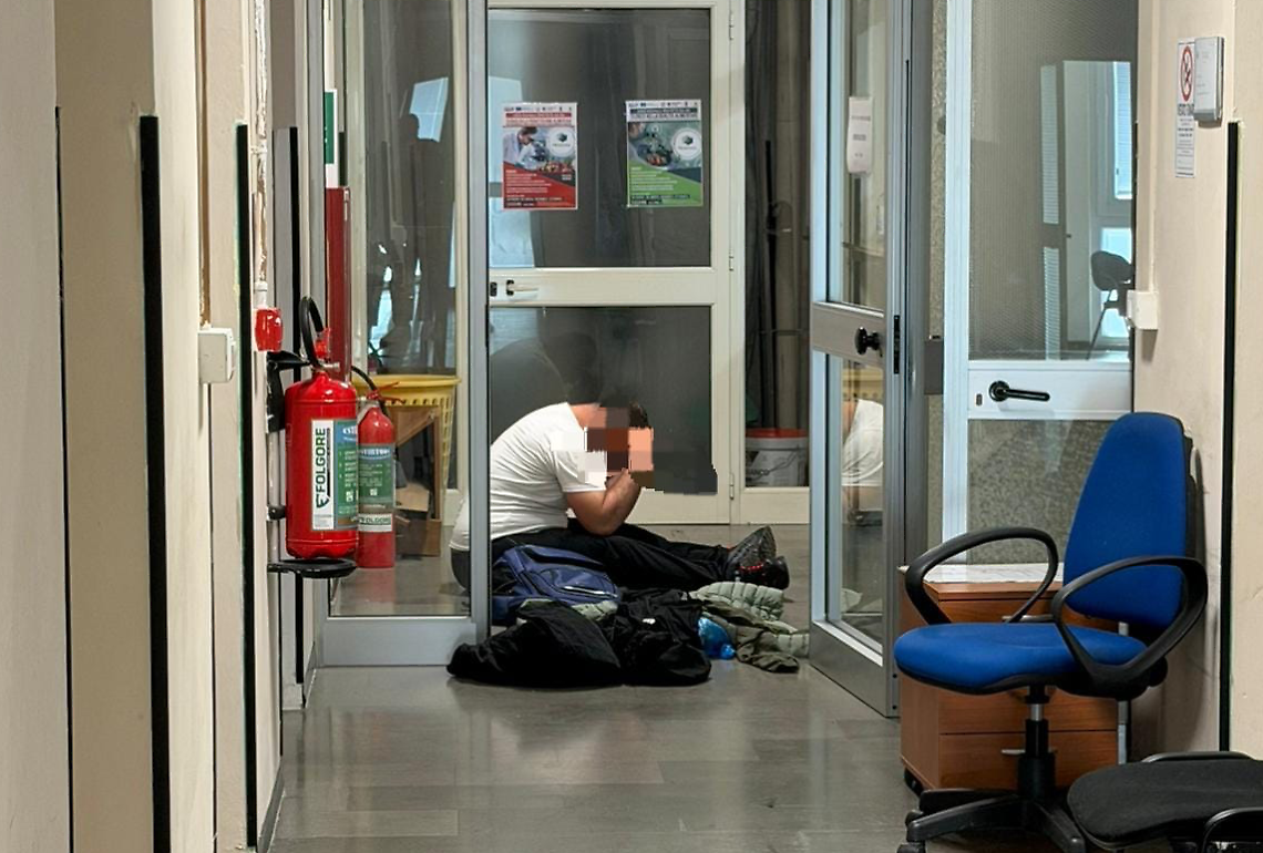 Un uomo senza fissa dimora blocca gli uffici dell'assessorato e minaccia il personale