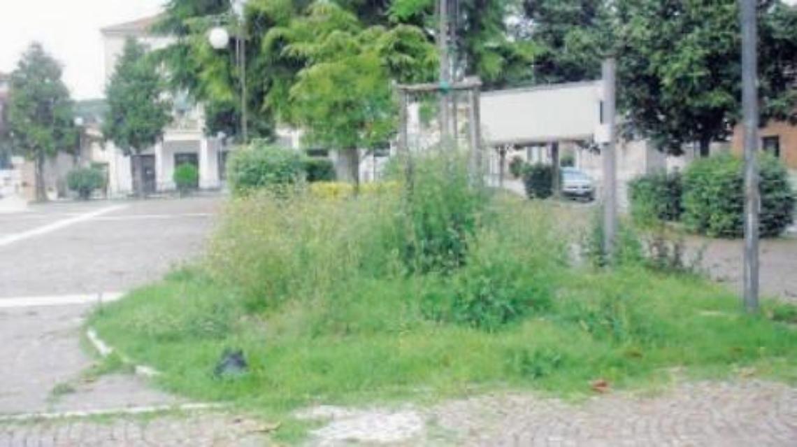 Negozi chiusi e cittadini barricati in casa: ma intanto avanza il degrado