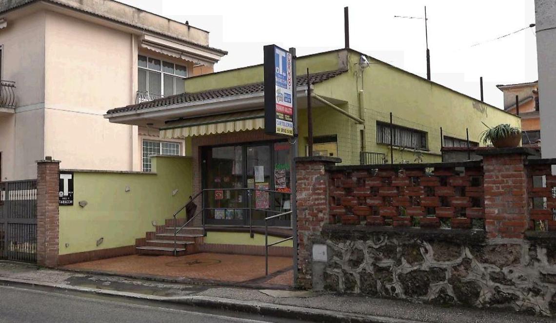 Il virus non ferma i banditi: assalto lampo al tabacchi