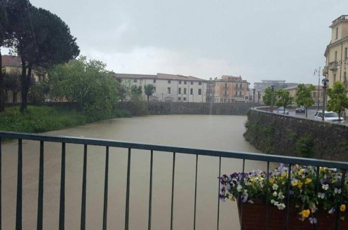 Sora, bomba d'acqua si abbatte sulla città: strade allagate in pochi minuti