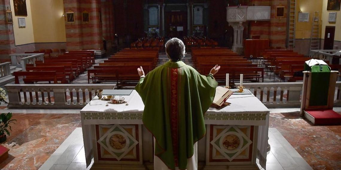 Fase 2, "Via alle messe dal 18 maggio": c'è l'accordo governo-Cei