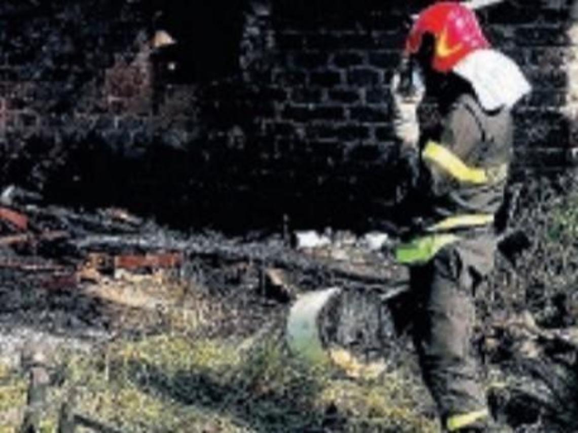 Balloni prendono fuoco: le fiamme lambiscono le abitazioni e distruggono auto