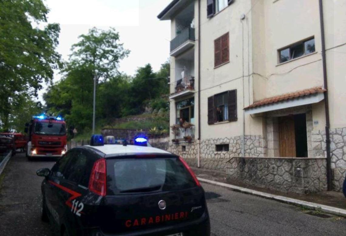 Fuga di gas durante il cambio della bombola, esplode la cucina: 90enne illeso